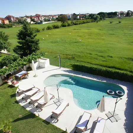 Pensión With Pool