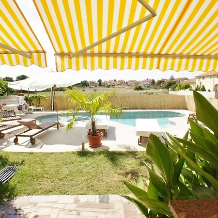 Pensión With Pool *