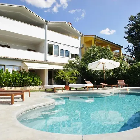 Pensión With Pool Fažana