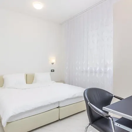 Apartment With Pool Funtana