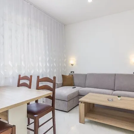 Apartman With Pool Funtana