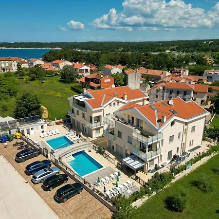Apartment With Pool *