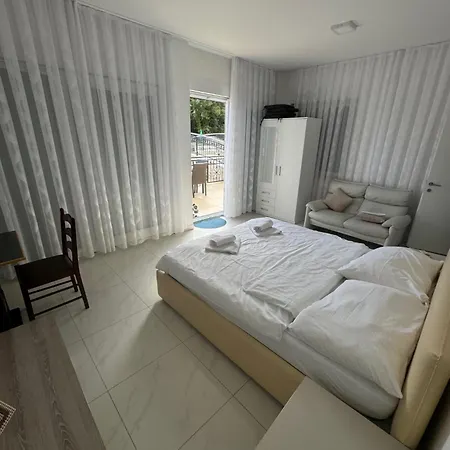 Apartman With Pool Funtana